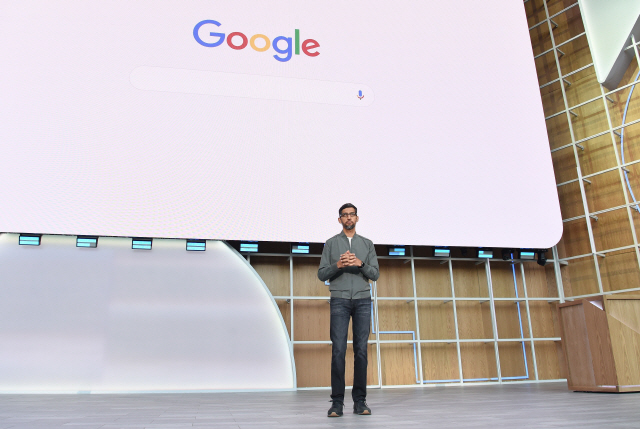 순다르 피차이 구글 최고경영자(CEO)가 7일(현지시간) 미국 캘리포니아주 마운틴뷰 쇼어라인 앰피시어터에서 열린 2019 구글 I/O(연례 개발자회의)에서 기조연설을 하고 있다./연합뉴스