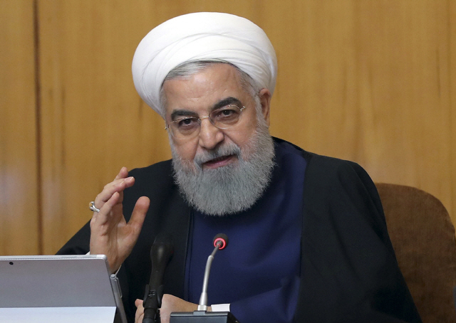 하산 로하니 이란 대통령이 8일(현지시간) 테헤란에서 각료회의를 주재하고 있다. /테헤란=AP연합뉴스