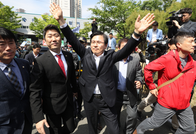 자유한국당 황교안 대표가 9일 오전 울산시 북구 매곡산업단지 내 한국몰드에 도착해 지지자들에게 손을 흔들고 있다. /연합뉴스