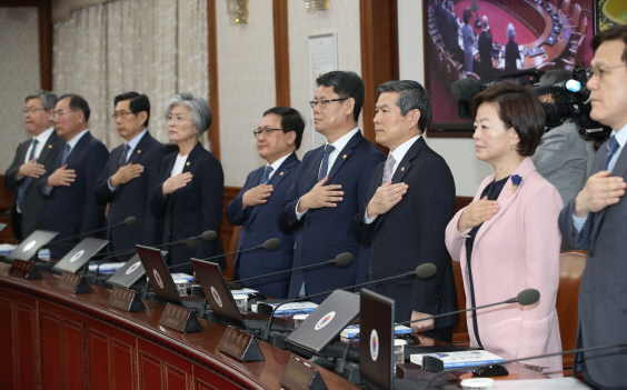 지난 7일 서울 종로구 정부서울청사에서 열린 국무회의에서 국무위원들이 국민의례를 하고 있다. /연합뉴스