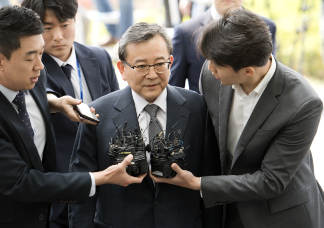 뇌물수수·성범죄 의혹을 받는 김학의 전 법무부 차관이 피의자 신분으로 법무부 검찰과거사위원회 수사권고 관련 수사단에서 조사를 받기 위해 9일 서울 송파구 서울동부지검으로 들어서고 있다./성형주기자 2019.05.09