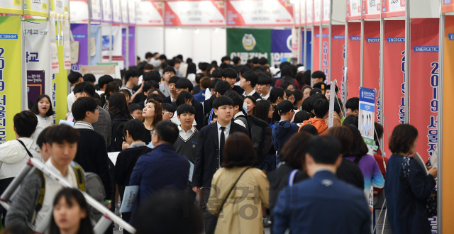 '2019 서울진로직업박람회'가 열린 9일 서울 중구 동대문디자인플라자(DDP)에서 학생들이 자신에게 적합한 진로와 직업을 찾고 있다. 이번 행사는 '미래의 열정, 꿈과 함께'를 주제로 오는 11일까지 계속된다./오승현기자 2019.5.9