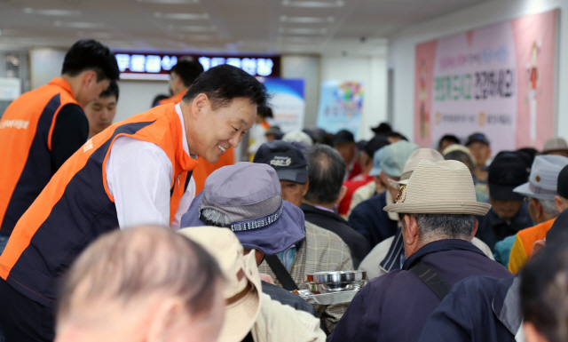 9일 서울 종로 천사 무료급식소에서 진행된 ‘사랑나눔 사회공헌활동’에서 이계문(왼쪽 두번째) 서민금융진흥원장 겸 신용회복위원장이 어르신에게 식사를 대접하고 있다./사진제공=진흥원