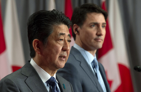 지난달 28일(현지시간) 캐나다 오타와를 방문한 아베 신조(왼쪽) 일본 총리가 쥐스탱 트뤼도 캐나다 총리와의 공동 기자회견 중 발언하고 있다. 아베 총리는 한국의 후쿠시마 주변산 수산물 수입 규제에 대한 세계무역기구(WTO)의 판정을 문제시하는 목소리가 높아지고 있다며 오는 6월 오사카에서 열리는 주요20개국(G20) 정상회의에서 WTO 개혁을 논의할 생각이라고 밝혔다.      /오타와=AP연합뉴스