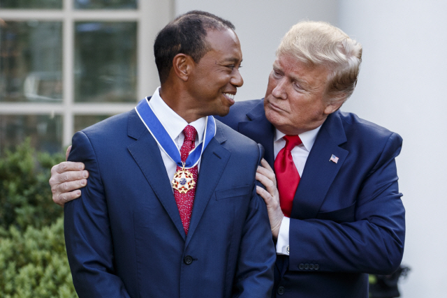 <YONHAP PHOTO-1475> epaepa07552091 US President Donald J. Trump (R) awards golfer Tiger Woods (L) the Presidential Medal of Freedom during a ceremony in the Rose Garden of the White House in Washington, DC, USA, 06 May 2019. After winning the Masters President Trump tweeted that he would award Woods the Presidential Medal of Freedom.  EPA/SHAWN THEW/2019-05-07 09:01:55/<저작권자 ⓒ 1980-2019 ㈜연합뉴스. 무단 전재 재배포 금지.>