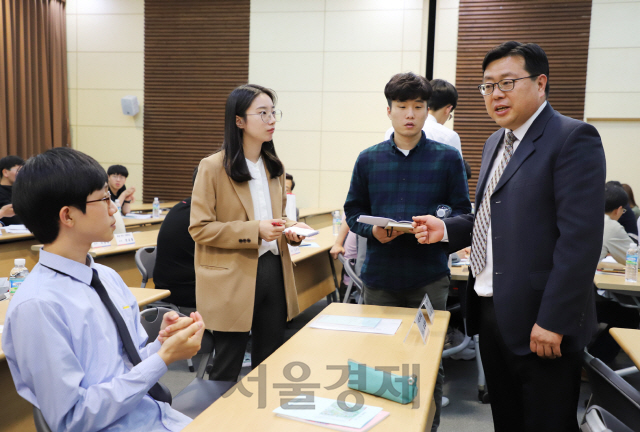 고교-대학 연계 R&E 과학프로그램에 참가한 대전지역 고교생들이 한남대 교수와 연구방법 등에 대해 협의하고 있다. 사진제공=한남대