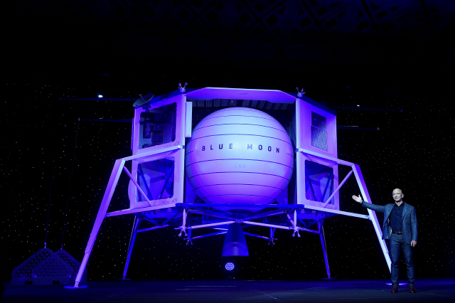 베이조스, 달 착륙선 ‘블루문’ 실물 모형 공개