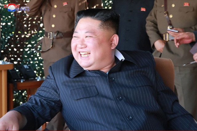 김정은 북한 국무위원장이 지난 9일 조선인민군 전방 및 서부전선 방어부대들의 화력타격훈련을 참관하는 도중에 흡족한 듯 웃고 있다./연합뉴스