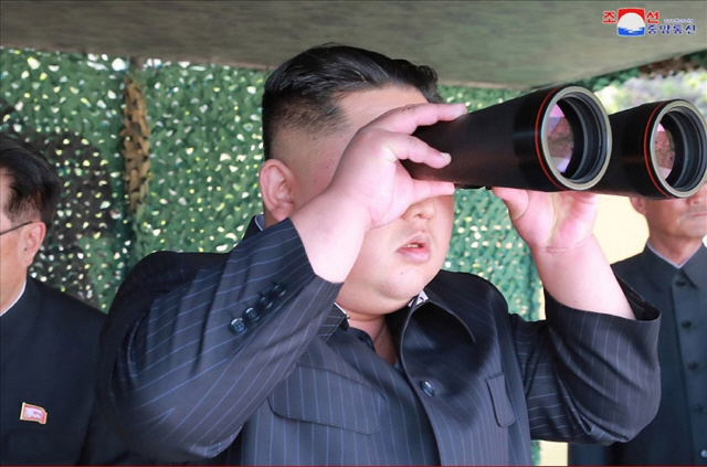 김정은 북한 국무위원장이 지난 9일 조선인민군 전방 및 서부전선방어부대들의 화력타격훈련을 지켜보고 있다./연합뉴스