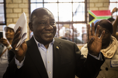 8일(현지시간)시릴 라마포사 남아프리카공화국 대통령이 투표소에서 사람들을 향해 손을 흔들고 있다. /소웨토=블룸버그