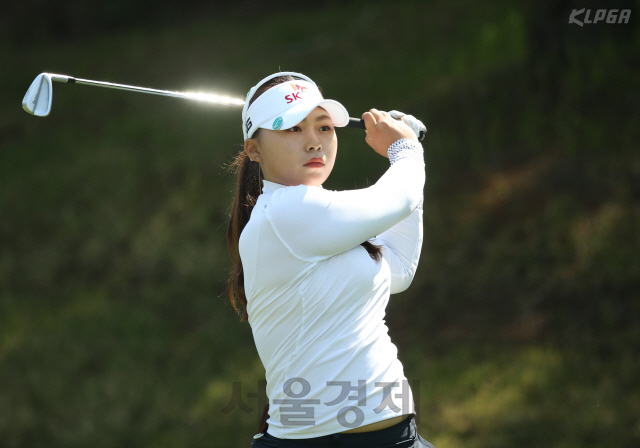 16번홀에서 아이언 티샷 하는 김지영. /사진제공=KLPGA