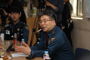 민갑룡 경찰청장이 10일 오후 서울 마포경찰서 홍익지구대를 방문해 지구대 대원들과 대화를 나누고 있다. /이희조기자