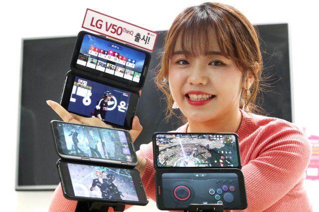 U+5G 맞춤형 스마트폰 ‘LG V50 씽큐’/연합뉴스