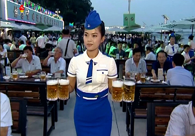 2016년 열렸던 평양대동강맥주축전 장면 / 연합뉴스