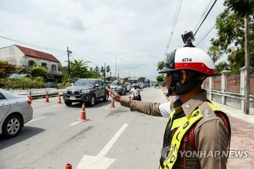 검문소에서 단속 중인 태국 경찰