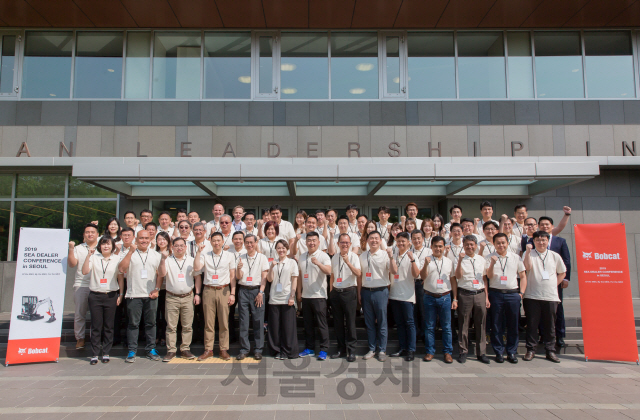 두산밥캣이 지난 8일부터 사흘간 서울에서 개최한 동남아시아 딜러 콘퍼런스 참석자들이 기념촬영을 하고 있다./사진제공=두산밥캣