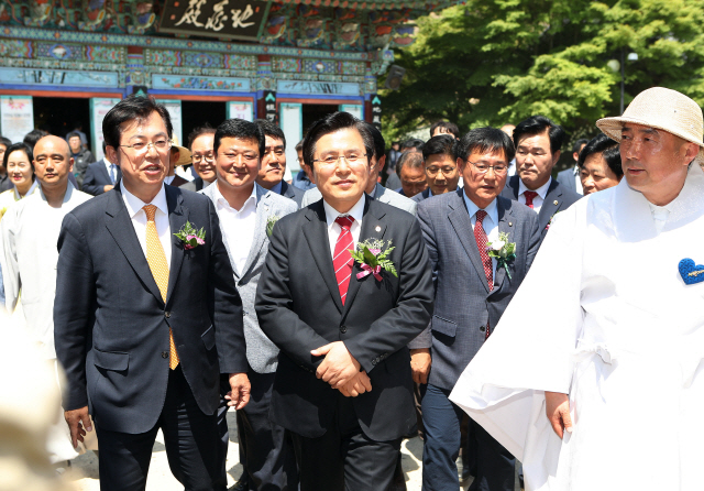 황교안 한국당 대표가 부처님오신날인 12일 오후 경북 영천시 은해사를 찾아 시민들과 인사하고 있다./연합뉴스