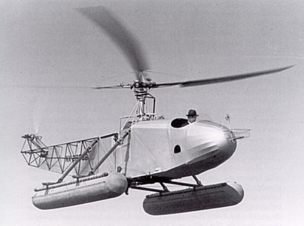 이고르 시코르스키가 중절모를 쓰고 직접 시험비행하는 VS-300. 지난 1940년 등장한 이 헬기는 오늘날 대부분 헬기의 직접적인 조상 격이다. /위키피디아