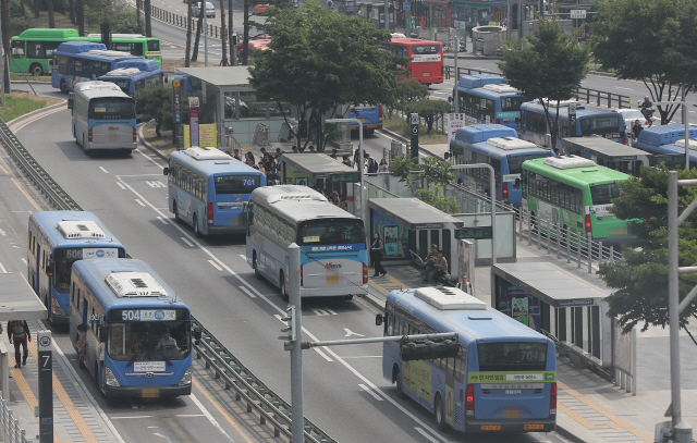 버스업계가 15일부터 파업을 예고한 가운데 12일 오후 서울역버스환승센터에 버스들이 들어서고 있다.  /연합뉴스