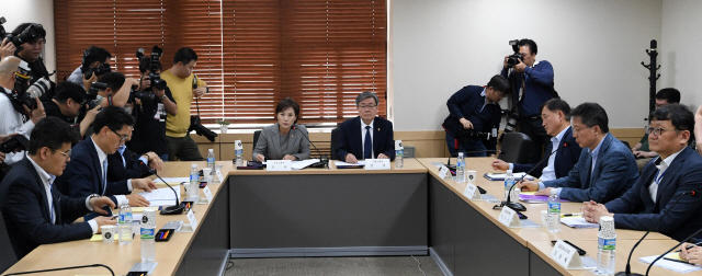 김현미(왼쪽) 국토교통부 장관과 이재갑(오른쪽) 고용노동부 장관이 12일 오후 정부서울청사에서 열린 ‘버스노조 노동쟁의 조정 신청에 따른 합동 연석회의’에 참석해 발언하고 있다. /성형주기자