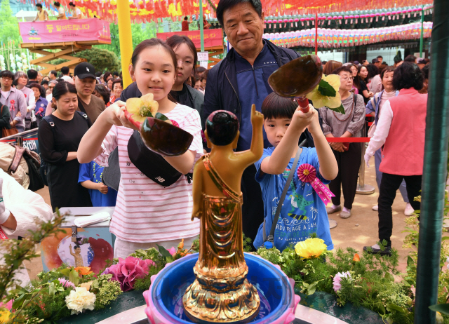 불기 2563년 부처님오신날인 12일 서울 종로구 조계사에서 봉축법요식이 거행된 가운데 신자들이 관불의식을 행하고 있다./성형주기자 2019.05.12