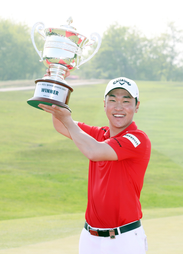 12일 휴온스 엘라비에 셀러브리티 프로암에서 우승한 전가람이 트로피를 들고 기뻐하고 있다. /사진제공=KPGA