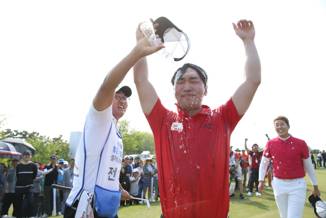 전가람이 12일 휴온스 엘라비에 셀러브리티 프로암에서 우승한 뒤 캐디로부터 축하 물세례를 받고 있다. /사진제공=KPGA