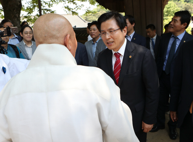 황교안 자유한국당 대표가 부처님오신날인 12일 오후 경북 영천시 은해사를 찾아 스님들과 인사하고 있다. /연합뉴스