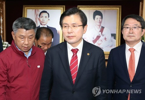 자유한국당 황교안 대표가 12일 오후 경북 구미시에 있는 박정희 전 대통령의 생가를 방문해 살펴보고 있다. / 사진=연합뉴스