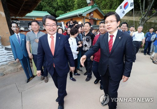 자유한국당 황교안 대표가 12일 오후 경북 구미시에 있는 박정희 전 대통령의 생가를 방문해 관계자들과 얘기하고 있다. / 사진=연합뉴스