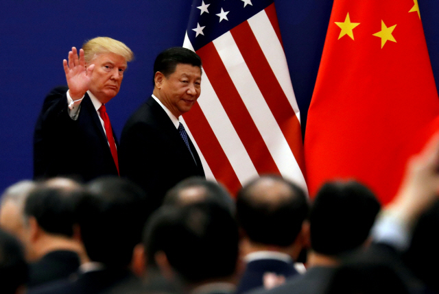 도널드 트럼프(왼쪽) 미국 대통령과 시진핑 중국 국가주석이 지난 2017년 11월 9일 중국 베이징 인민대회당에서 만나고 있다. /베이징=로이터연합뉴스