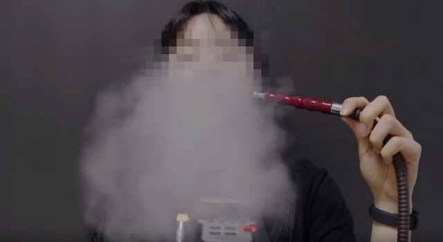 한 유튜버의 후카 흡연 체험 영상. /유튜브 영상 캡처