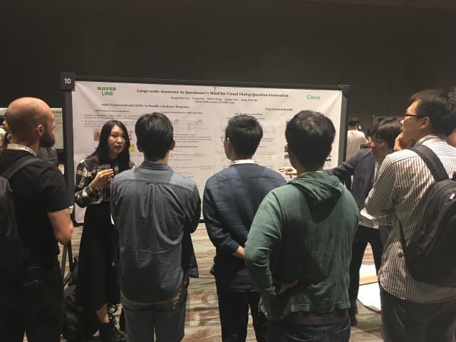 미국 뉴올리언스에서 열린 딥러닝 콘퍼런스 ‘ICLR 2019’에 마련된 네이버 인공지능 연구 포스터 앞에서 참관객들이 연구에 대한 설명을 듣고 있다./사진제공=네이버