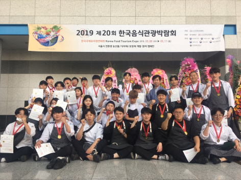 와이즈유 조리예술학부 재학생들이 ‘한국국제요리경연대회’에서 총 8개의 메달 수상 후 기념촬영을 하고 있다./사진제공=와이즈유