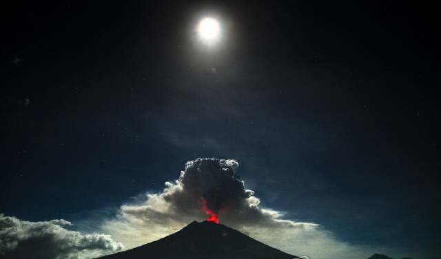 지난해 6월 29일 인도네시아 발리섬의 최고봉으로 꼽히는 아궁화산이 화산재를 뿜어내고 있다./연합뉴스