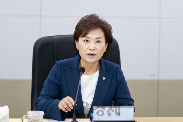 '나는 당신들을 믿는다'…국토부 조직 추스르기 나선 김현미 장관