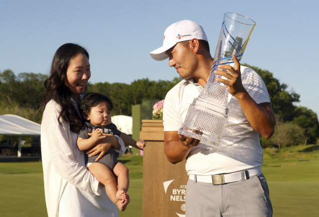 강성훈(오른쪽)이 13일(한국시간) 미국프로골프(PGA)투어 AT&T 바이런 넬슨에서 우승한 뒤 아내와 아들에게 트로피를 보여주고 있다. /댈러스=AP연합뉴스
