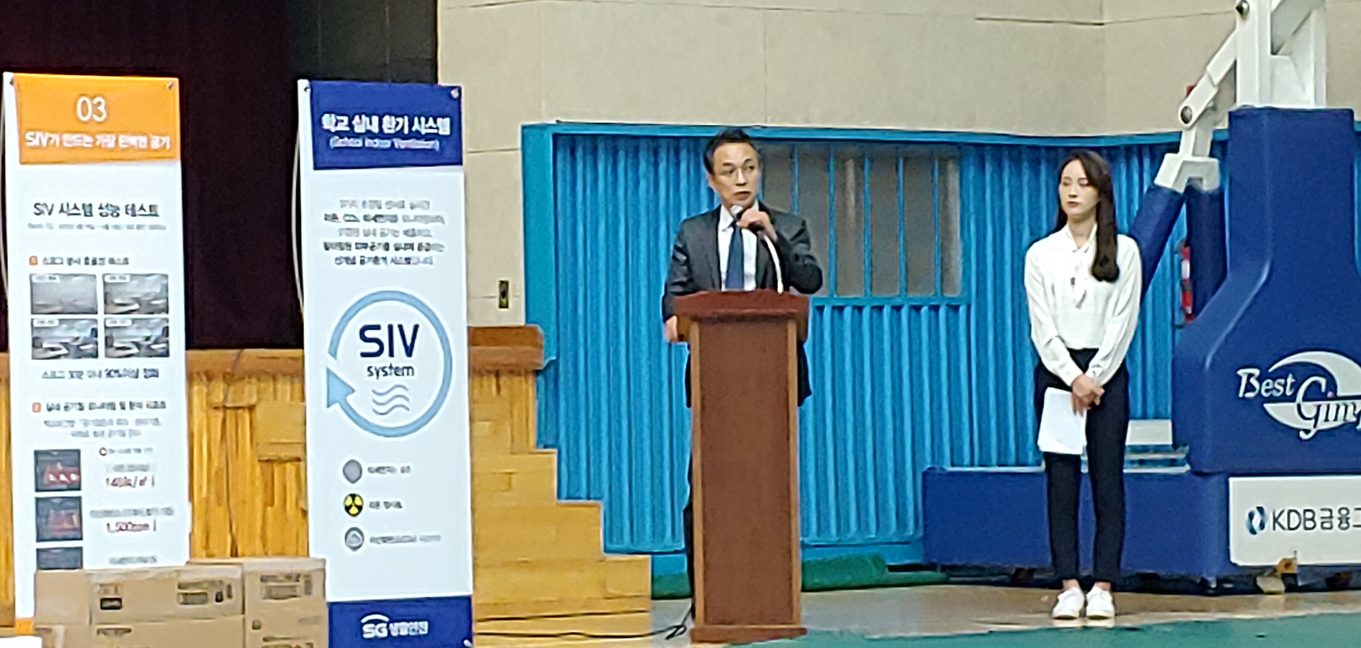 SG생활안전 이상룡대표가11일 김포시민회관에서 열린 시민안심 라돈 프리 행사에서 '학교 실내환기 시스템(SIV)'에 대해 설명하는 모습