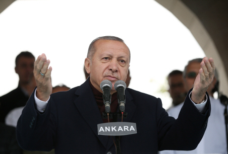 10일(현지시간) 레제프 타이이프 에르도안 터키 대통령이 수도 앙카라에서 열린 이슬람사원 개회식에 참석해 연설하고 있다./앙카라=로이터연합뉴스