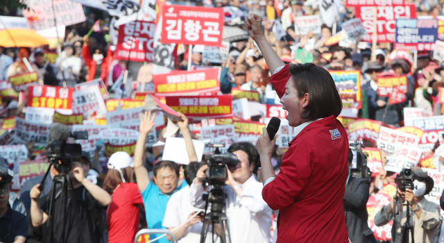 나경원 한국당 원내대표가 지난 11일 오후 대구에서 문재인 정부를 규탄했다. 그는 이날 문 대통령 지지자에 대한 과격한 표현을 했다./연합뉴스
