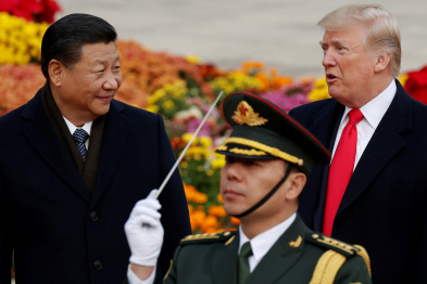 지난 2017년 11월 9일(현지시간) 도널드 트럼프(오른쪽)미국 대통령과 시진핑 중국 국가주석이 베이징 인민대회당에서 열린 환영식에 참석해 대화를 나누고 있다./베이징=로이터연합뉴스