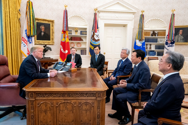 도널드 트럼프(왼쪽) 미국 대통령이 13일 오후 백악관 집무실에서 신동빈(오른쪽에서 두 번째) 롯데그룹 회장과 만나 이야기를 나누고 있다./트럼프 트위터 캡처