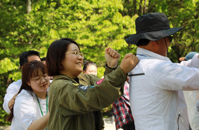 한국산림복지진흥원 제2기 블로그기자단이 영주 국립산림치유원에서 산림치유 프로그램을 체험하고 있다. 사진제공=한국산림복지진흥원