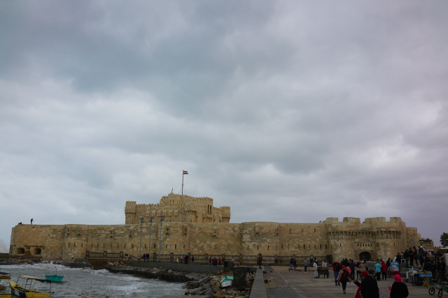 이집트의 항구도시 알렉산드리아에 위치한 카이트베이 요새가 지중해의 거친 파도를 맞으며 서 있다. 카이트베이 요새는 맘루크 왕조의 술탄이 지중해 연안의 해안선을 방어하기 위해 세웠다.
