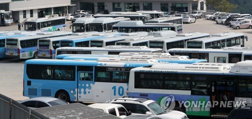 버스 파업 예정일을 하루 앞둔 14일 오전 부산 한 공영차고지에서 시내버스가 주차돼 있다. / 사진=연합뉴스
