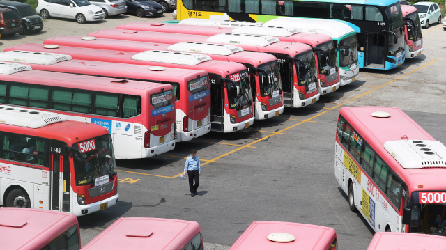 14일 오후 경기도 용인시의 한 버스회사 차고지에 버스들이 줄지어 서 있다.   /용인=연합뉴스