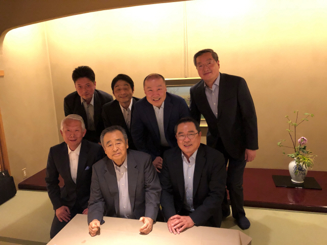 구자열(앞줄 오른쪽) LS그룹 회장과 구자은(뒷줄 〃두번째) LS엠트론 회장이 13일 일본 도쿄에 위치한 JX금속에서 오오이 시게루(앞줄 왼쪽) JX금속 사장 등 일본 사업 파트너들과 기념촬영을 하고 있다. /사진제공=LS