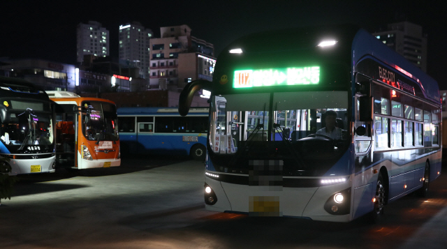 전국 버스노조 총파업을 하루 앞둔 14일 밤 경남 창원시 마산합포구의 한 버스 차고지에서 버스 한 대가 운행을 시작하고 있다. /창원=연합뉴스