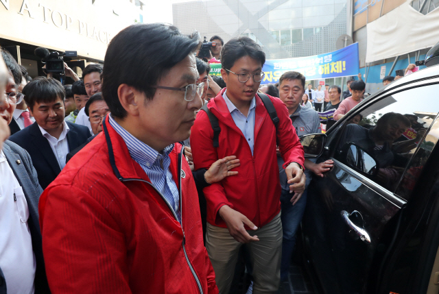 황교안 한국당 대표가 지난 14일 대전을 찾아 대학생들과 토크 콘서트를 한 뒤 차량으로 이동하고 있다./연합뉴스