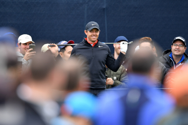 PGA 챔피언십 연습 라운드에서 밝은 표정으로 샷을 준비하는 로리 매킬로이. /파밍데일=AFP연합뉴스